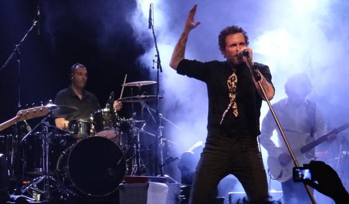 Jovanotti celebra la vita tra hip hop, cantautorato e un omaggio a Dalla