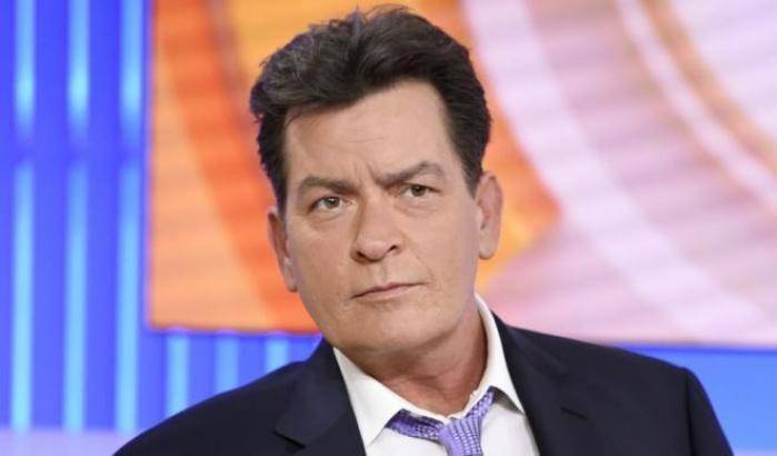 Charlie Sheen querela National Enquirer: non ho mai abusato sessualmente di Corey Haim