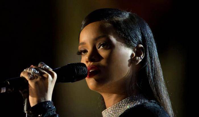 Ucciso il cugino di Rihanna. La popstar: "Basta violenza con le armi"