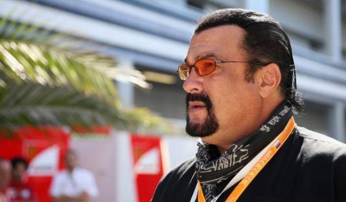 Un'altra donna accusa Steven Seagal, mi violentò davanti alla foto della moglie