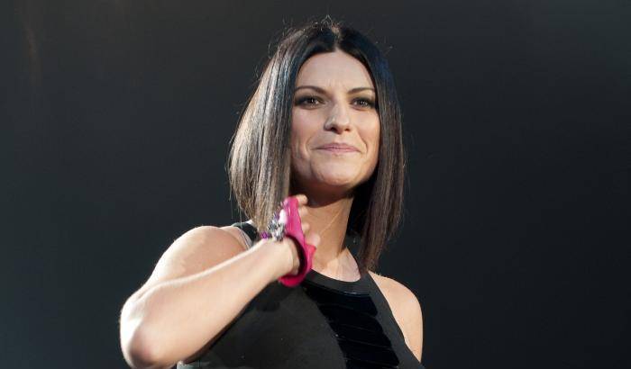 Laura Pausini fermata dalla laringite. Ma promette: sabato sarò a Sanremo