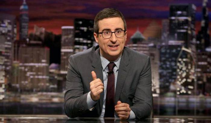 John Oliver ridicolizza le elezioni italiane: "non ci crederete, ma Berlusconi è tornato"