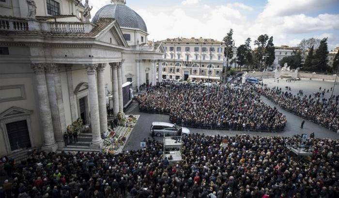 Frizzi, o dell'Italia che rompe uno schermo e  piange la gentilezza perduta