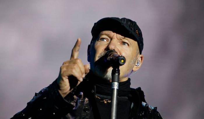 Vasco Rossi contro i 'social-mentecatti':"io scrivo per komunicare, non per compiacere"