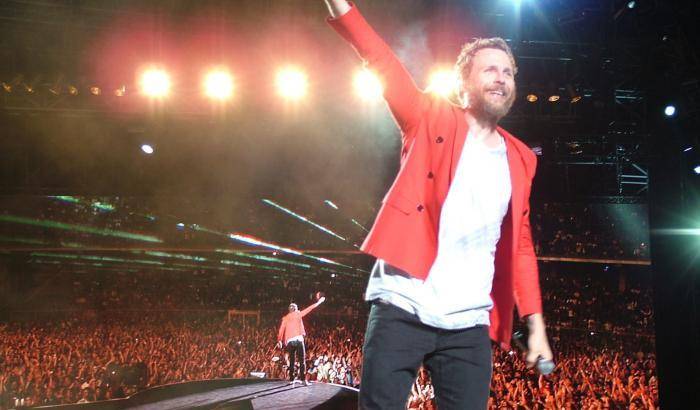 Bologna, annullato il concerto di stasera di Jovanotti: problemi alle corde vocali