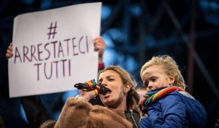 La musica contro il Ministro Fontana: anche Emma Marrone ed Ermal Meta con le Famiglie Arcobaleno