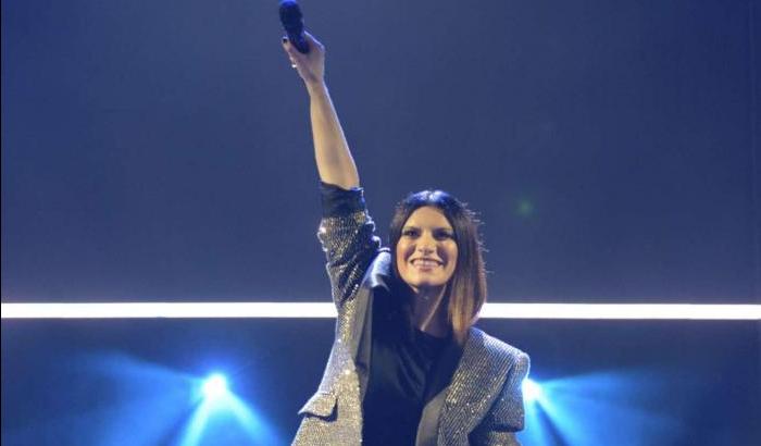 Pausini, Beyoncé mi fa una pippa e scherza: "rifiutata al Colosseo? Meglio così, prima gli italiani"