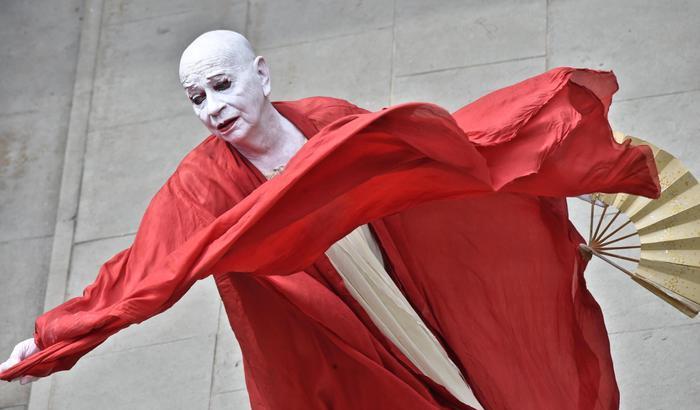 È morto Lindsay Kemp, il genio del teatro danza che fu maestro di David Bowie