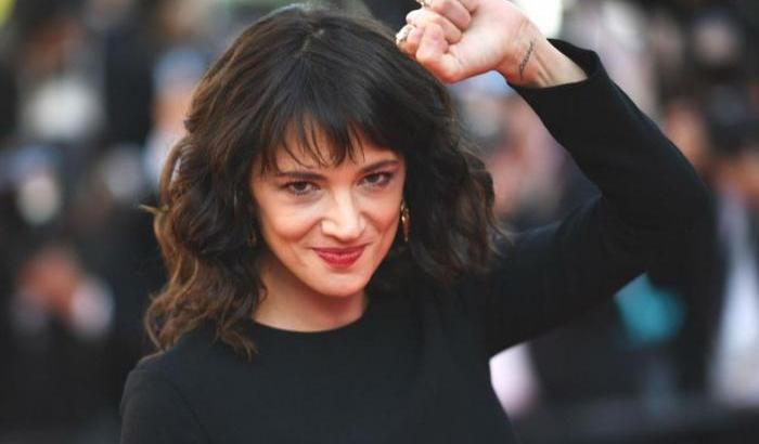 La risposta di Asia Argento ai manifesti della Lega: "E se invece ci fossi?"