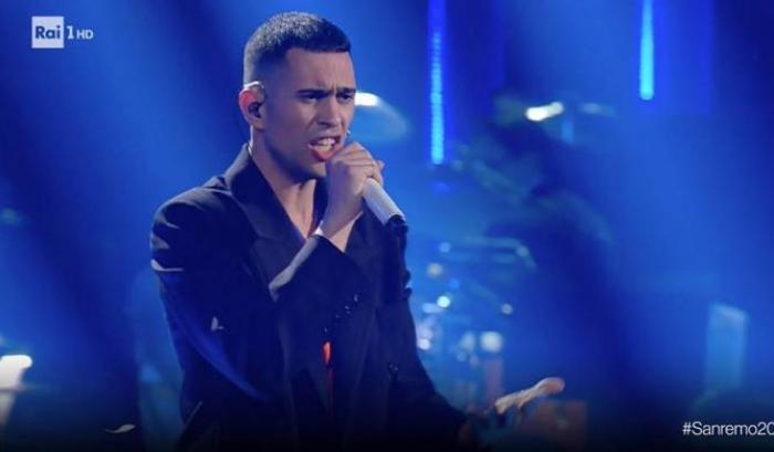 Gaffe a Sanremo, Mahmood inizia a cantare ma il microfono non parte