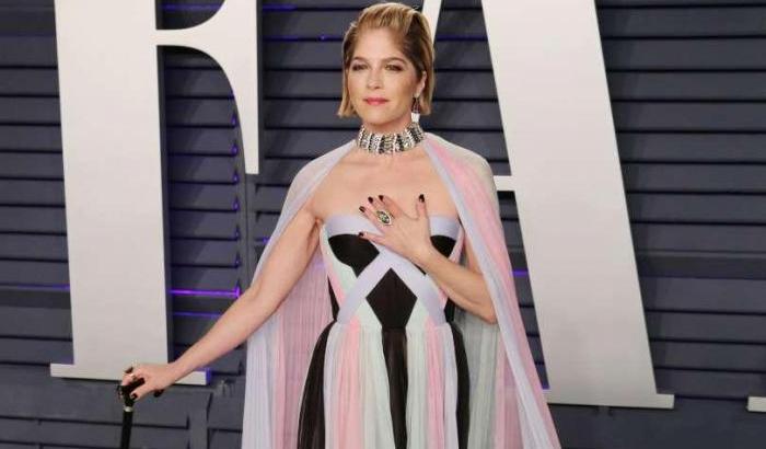 Selma Blair, malata di sclerosi sfila con un bastone sul red carpet degli Oscar