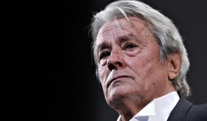 Alain Delon a Cannes ringrazia le donne (ed evita le polemiche)