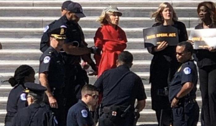 Jane Fonda arrestata e ammanettata: manifestava per il clima