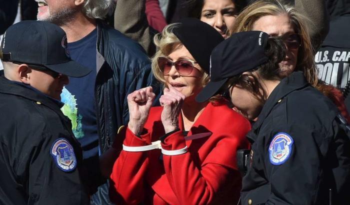 Jane Fonda di nuovo in manette per le proteste per il clima: "Greta Thunberg mi ha ispirata"