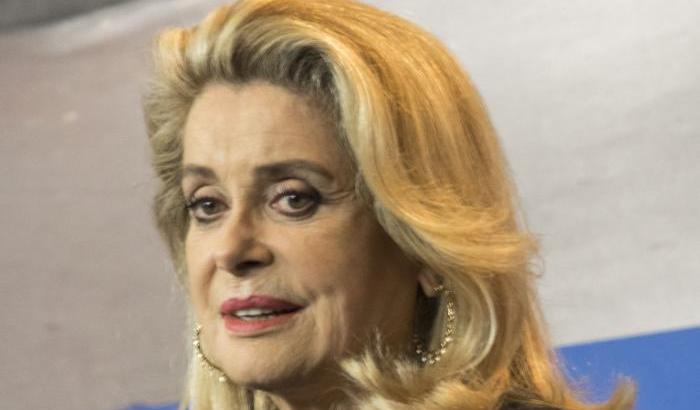 Catherine Deneuve in ospedale. Le Parisien: "Condizioni gravi"