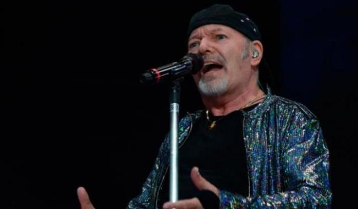 Vasco Rossi: in Italia “politici irresponsabili in cerca di consenso e potere” (dice a Salvini?)