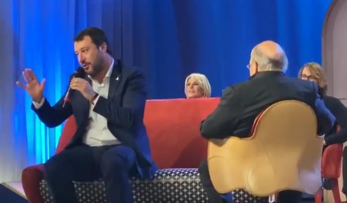 Le bestemmie canore di Salvini: Canta (male) via del Campo di De Andrè