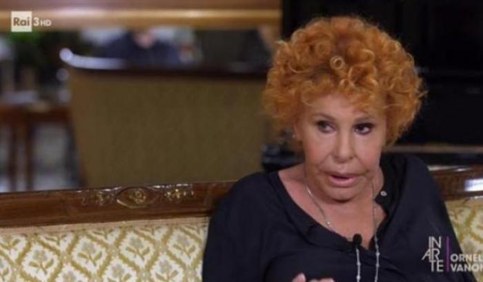 Ornella Vanoni cerca una badante: "Deve saper rollare le canne, le fumo da 55 anni"