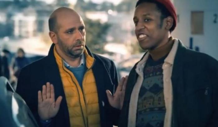 Aspettando l'uscita del suo film Checco Zalone canta il suo 'Immigrato'