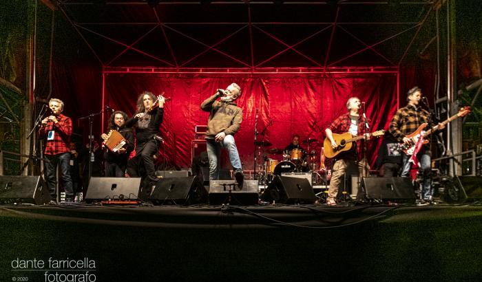 I Modena City Ramblers: «Sardine entusiasmanti, ma essere “contro” non basta»