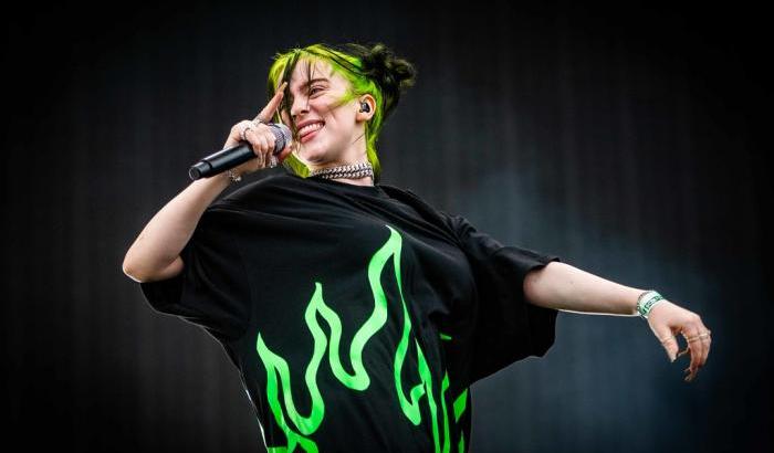 Billie Eilish regina dei Grammy con il suo pop di drammi e fragilità