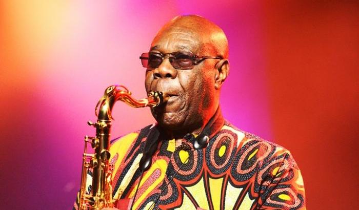 Stroncato dal Coronavirus Manu Dibango, genio della musica africana, jazz e funky