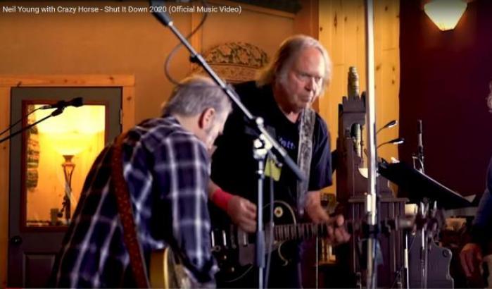 Neil Young con il video “Shut it down” canta il lockdown. “Ignorate i leader troppo vanitosi”