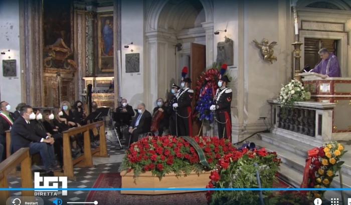 Roma saluta Gigi Proietti. L'aneddoto di Veltroni, le lacrime della Cortellesi