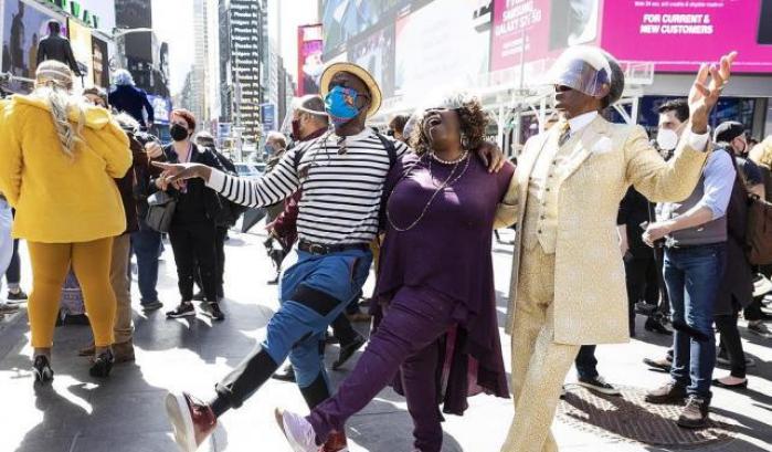 "We will be back", show degli artisti di Broadway a Times Square un anno dalla chiusura dei teatri