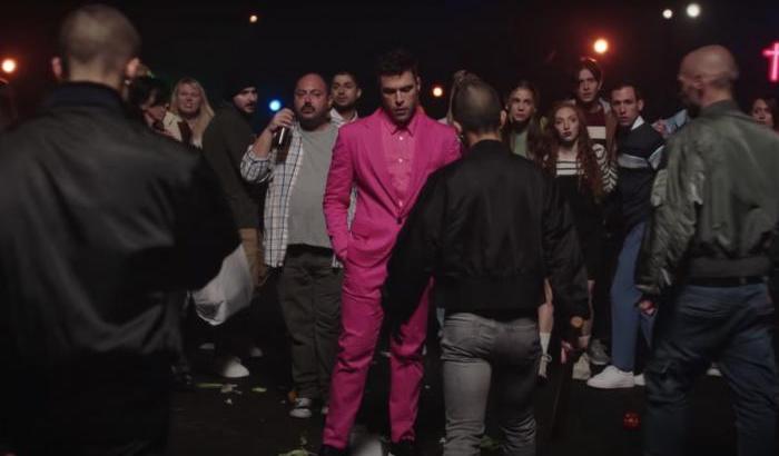 Esce il videoclip di “Morire morire” di Fedez: un ritratto della violenza e della sopraffazione di oggi