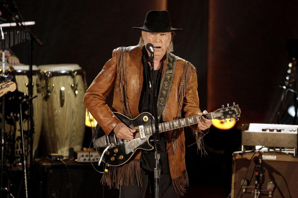 Neil Young contro Spotify: "Vado via se non cancellate i podcast no vax"