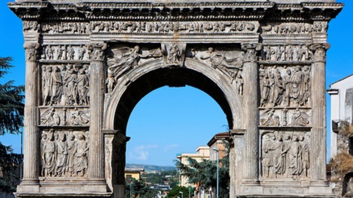 Benevento, l'Arco di Traiano è "un libro di pietra"