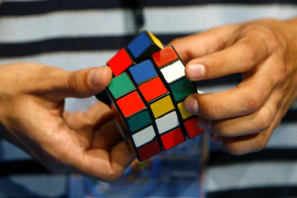 Un robot è riuscito a risolvere il cubo di Rubik in 0.1 secondi
