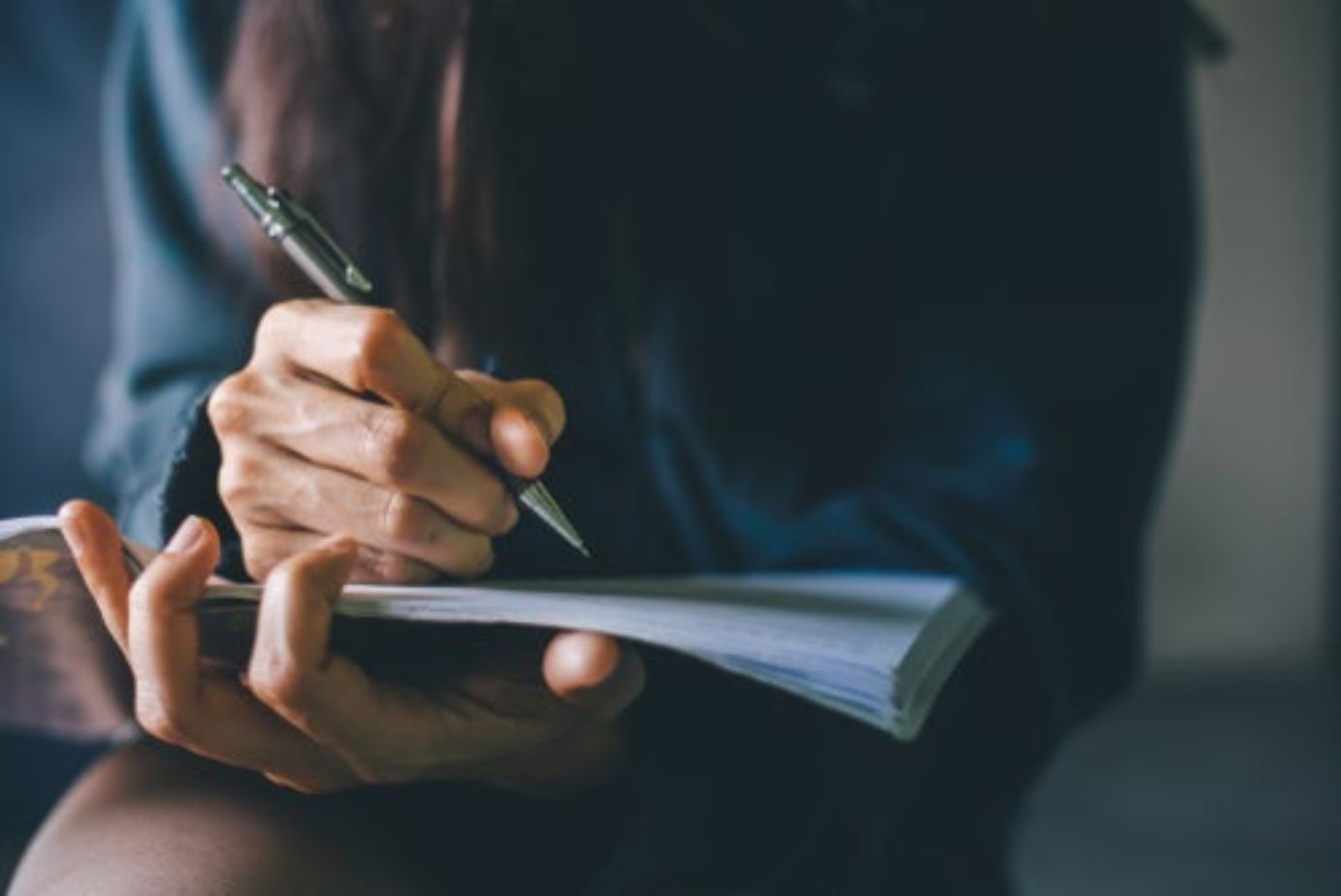 Le neuroscienze dietro la scrittura: carta e penna coinvolgono più aree cerebrali