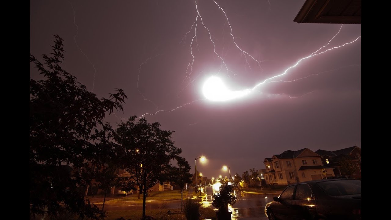 Un fulmine anomalo squarcia il cielo dopo il temporale
