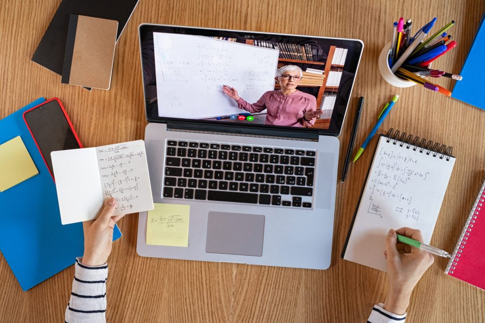 Com'è bello e facile studiare nelle università telematiche (almeno negli spot)