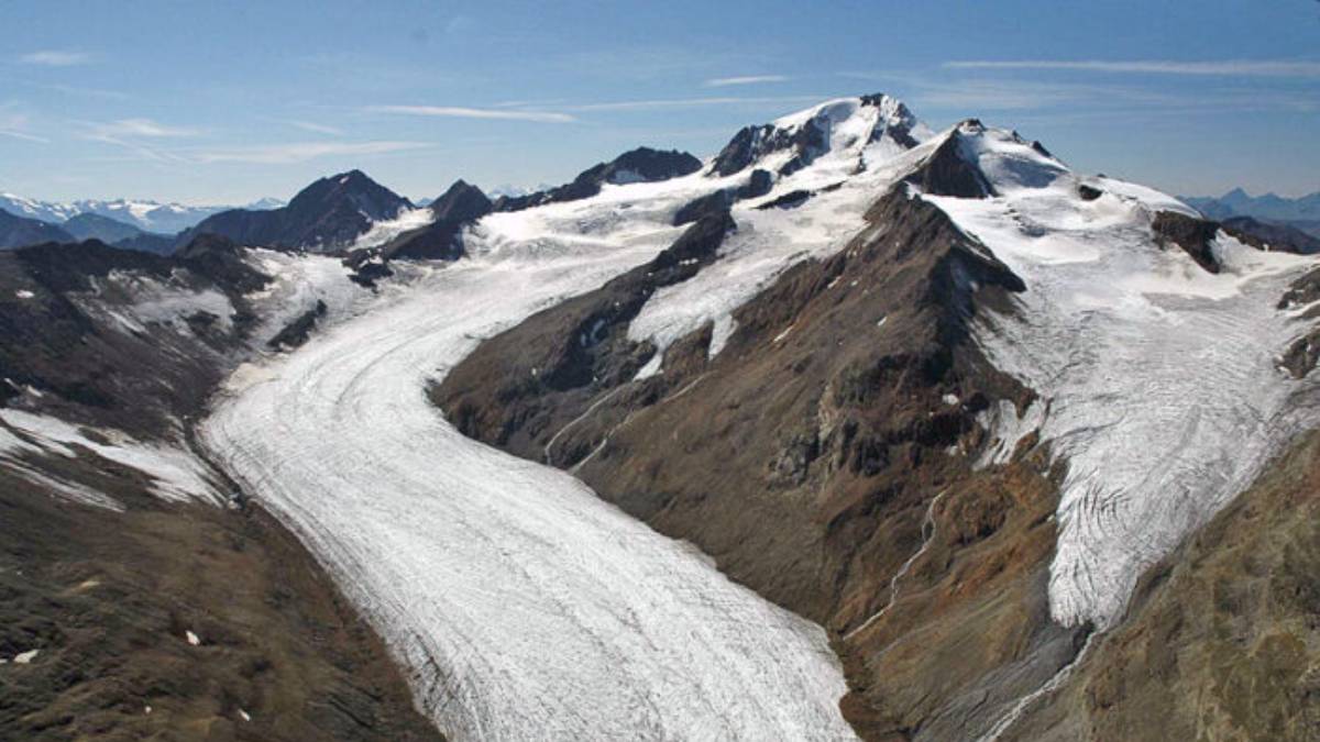 ghiacciai I ghiacciai rischiano l’estinzione, nel 2100 potrebbe sopravvivere solo il 12% dei ghiacciai delle Alpi