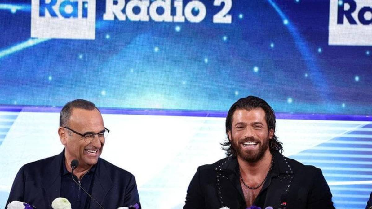 Sanremo 2026, alla conferenza stampa della prima. Nuovo televoto, omaggio a Pippo Baudo e polemiche politiche