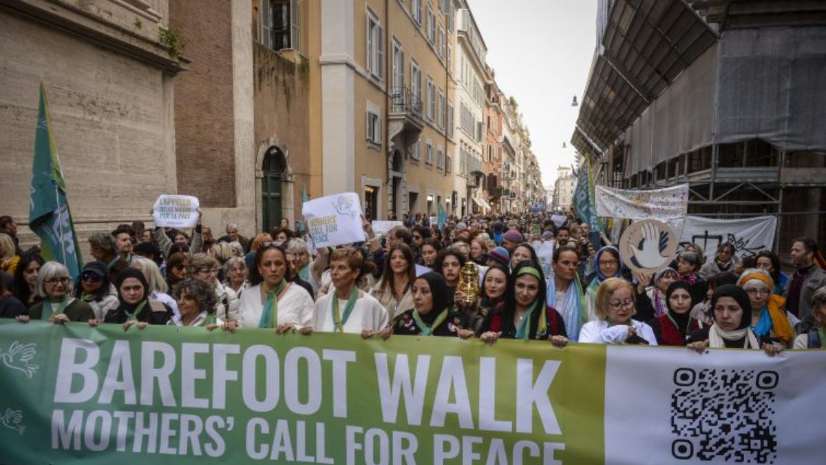 A piedi scalzi per la pace: l'appello delle madri a Roma
