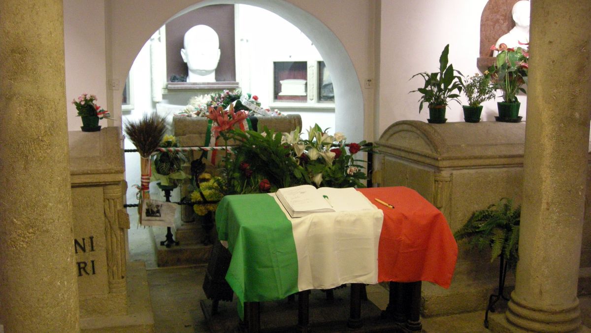 A 1200 Predappio,_cimitero_di_san_cassiano,_cripta,_tomba_di_benito_mussolini_00 Raccontare le stragi fasciste a Predappio, città civile dove nacque Mussolini