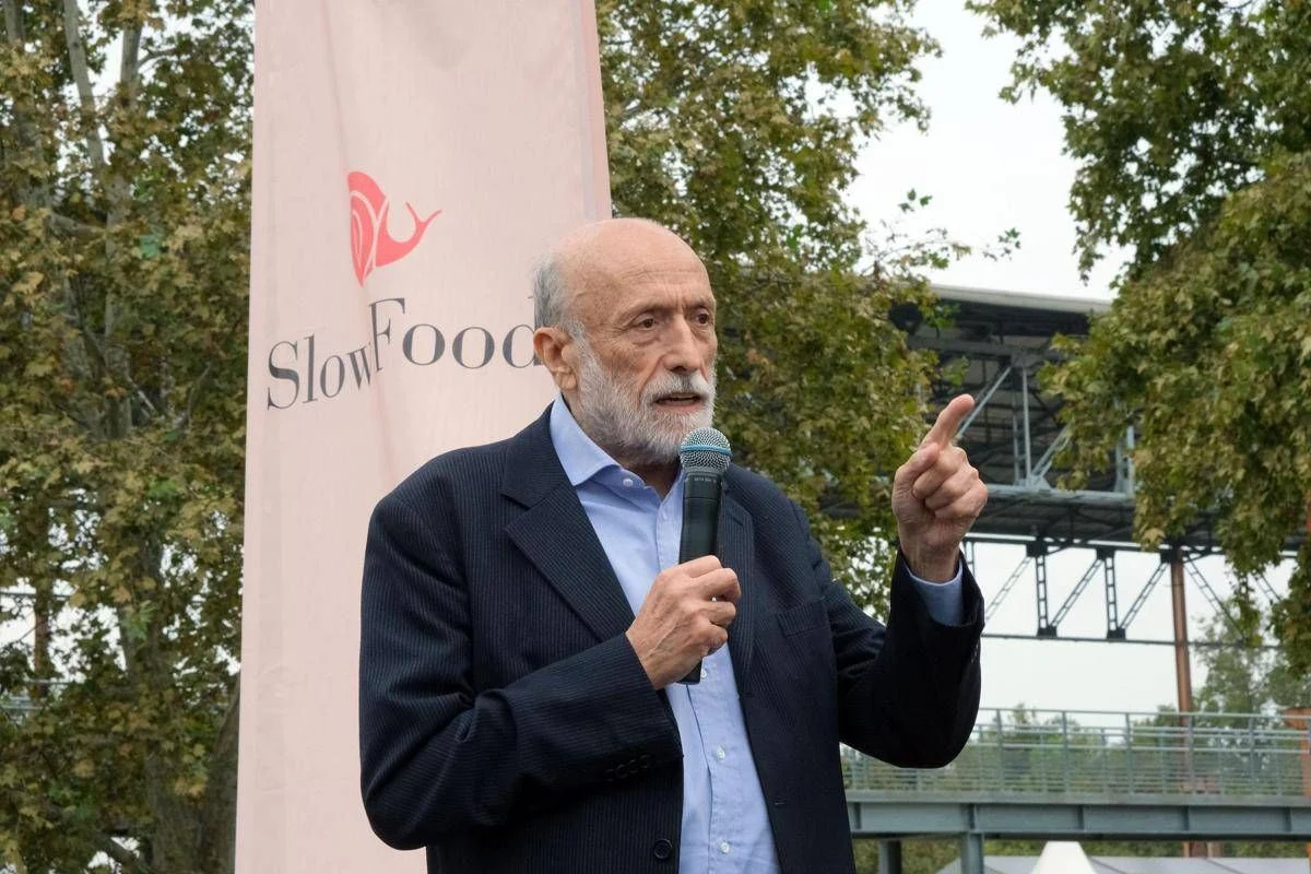 È morto Carlo Petrini, visionario dell’ecologia e fondatore di Slow Food È morto Carlo Petrini, visionario dell’ecologia e fondatore di Slow Food