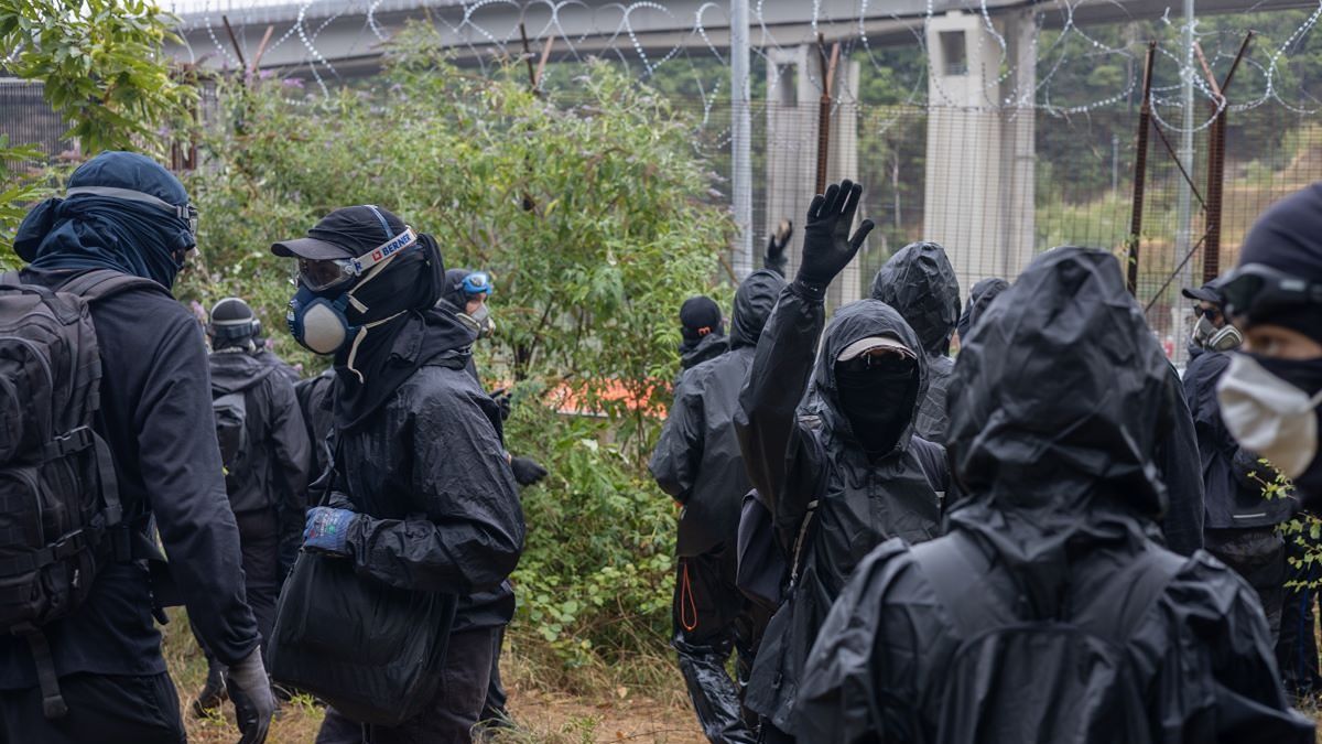 blackblock Proteste violente e repressione: una strategia occulta per bloccare le manifestazioni di massa attraverso la paura?