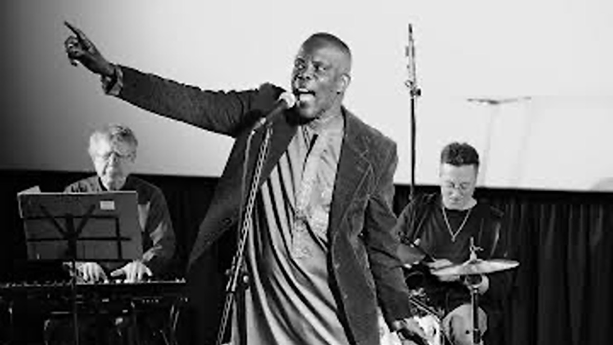 Dallo Sciamano allo Showman, il 14 agosto a Pisogne la musica di Badara Seck & Band Penc
