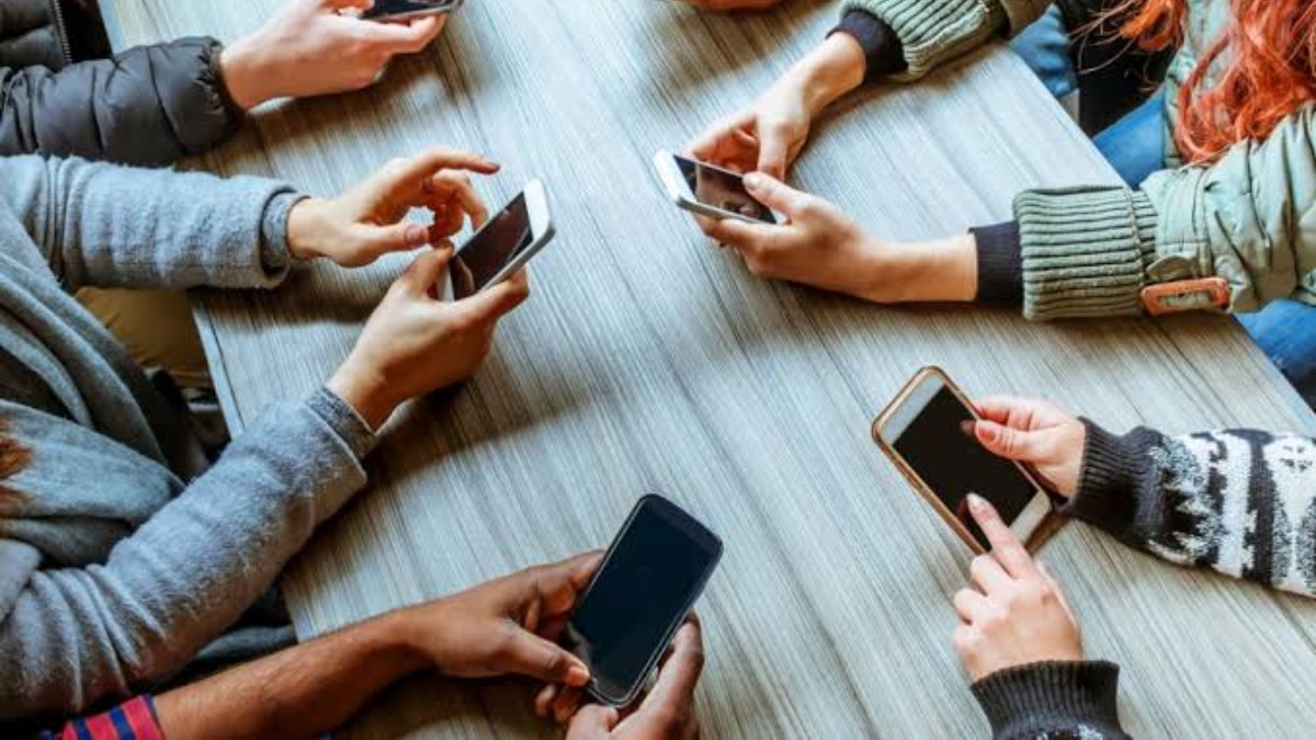 Schiavi dello schermo: il costo della connessione no-stop su umore e salute
