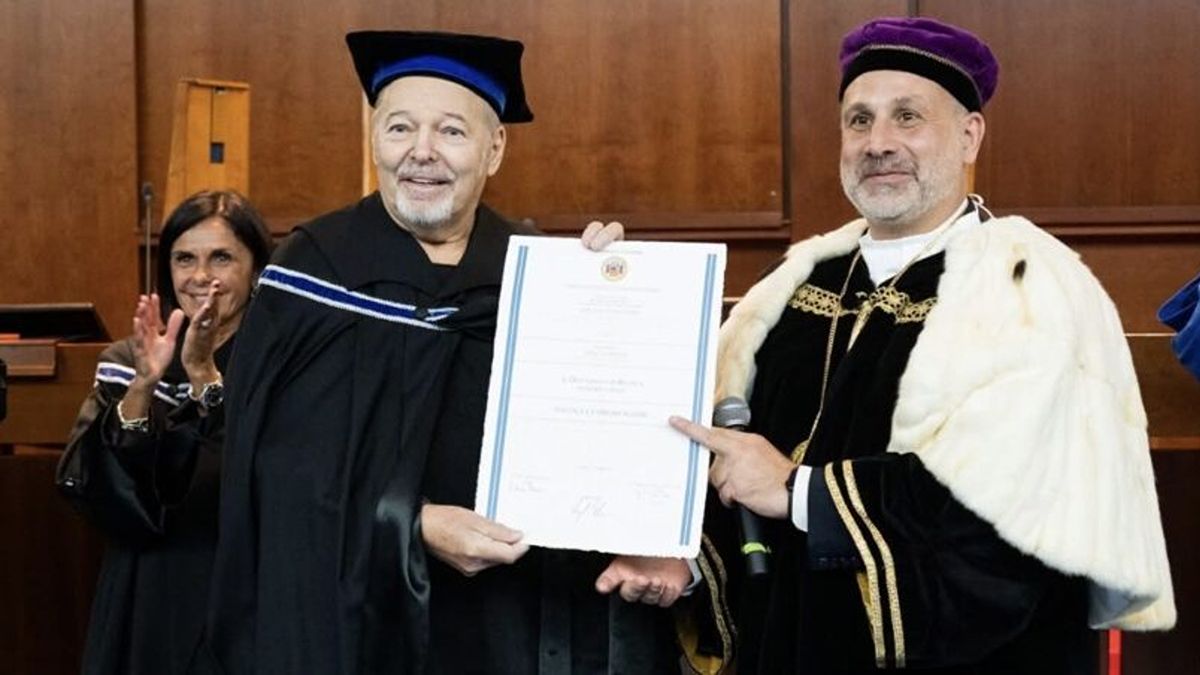 Vasco Rossi riceve un dottorato honoris causa in Politica e Comunicazione